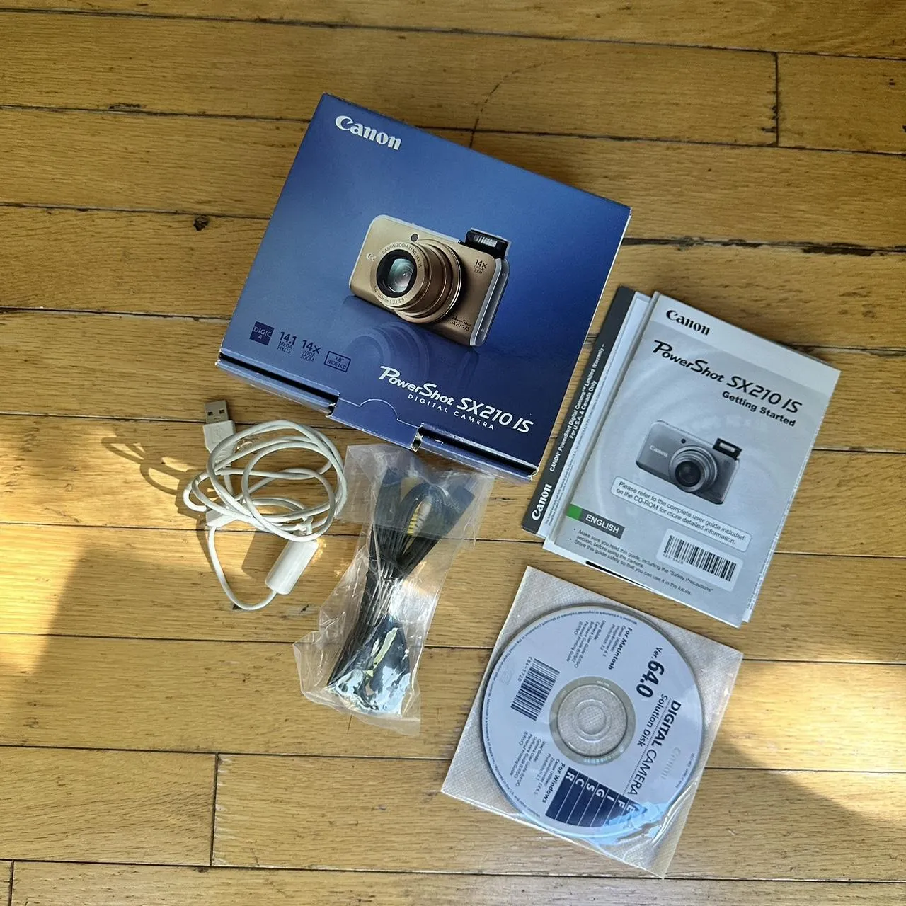Vintage Canon PowerShot SX210 IS digital camera 📸